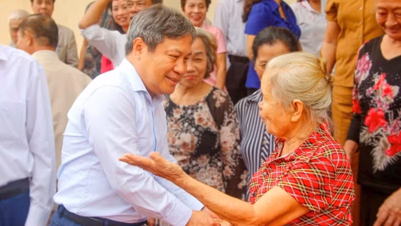 Vu Dai Thang, Member of the Party Central Committee and Secretary of the Provincial Party Committee, talks with members of Party Cell 1, Viet Hung Ward.
