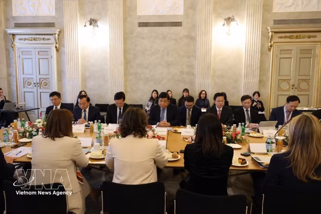 A view of Deputy Prime Minister Nguyen Chi Dung's working session with Intesa Sanpaolo in Milan on March 20, 2026. (Photo: VNA)