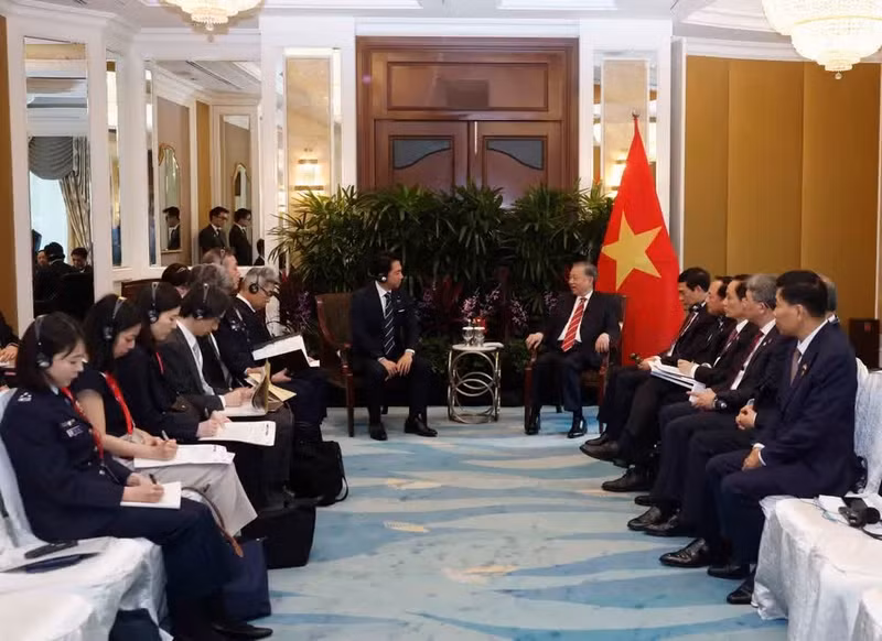 Party General Secretary and State President To Lam meets with Japanese Minister of Defence Koizumi Shinjiro in Singapore on May 29, 2026. (Photo: VNA)
