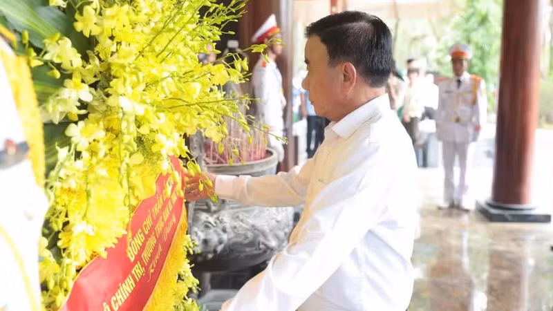 Politburo member Tran Cam Tu offers flowers and incense in tribute to President Ho Chi Minh at the Kim Lien Special National Relic Site.