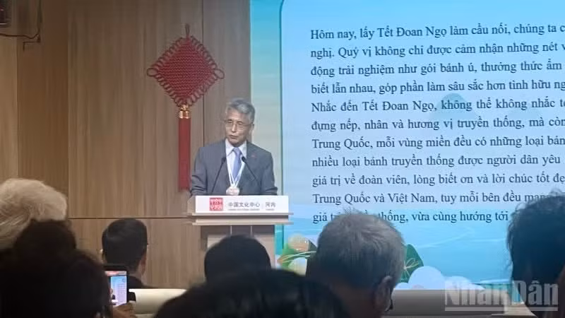 Tian Qiru, Counsellor at the Chinese Embassy in Viet Nam, delivers remarks at the event.