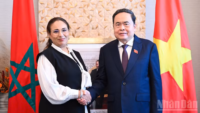 NA Chairman Tran Thanh Man (R) receives chair of Morocco–Viet Nam Friendship Parliamentarians' Group Lubna Srhiri (Photo: NDO)