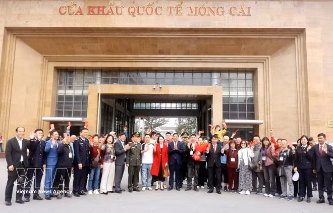Leaders of Quang Ninh province welcome the first international visitors entering Viet Nam on February 17 - the first day of the Lunar New Year (Tet) 2026 – the Year of the Horse (Photo: VNA)
