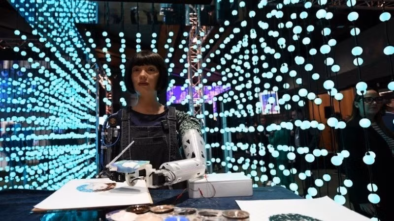 Artist robot Ai-Da paints at 2024 AI For Good Global Summit, Switzerland, May 30, 2024. (Photo: Xinhua/VNA)