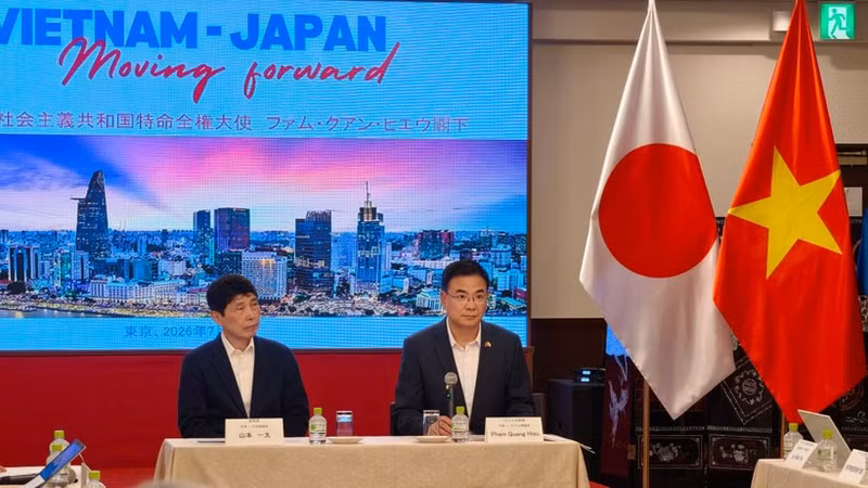 Vietnamese Ambassador to Japan Pham Quang Hieu (R) and Gunma Governor Yamamoto Ichita co-chair the seminar on promoting public-private cooperation in digital transformation. (Photo: VNA)