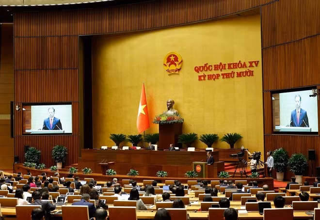 New Chief Justice of the Supreme People’s Court Nguyen Van Quang takes the oath of office at the 15th National Assembly's 10th session. (Photo: VNA)