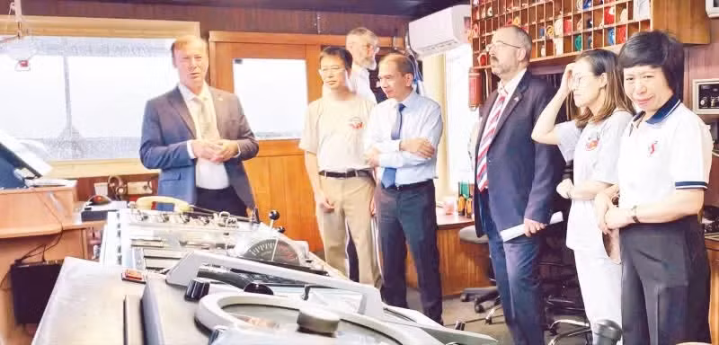 Leaders of the Viet Nam Academy of Science and Technology and Russian scientists conduct surveys and collect research data on the East Sea/South China Sea. (Photo: HIEU LIEN)