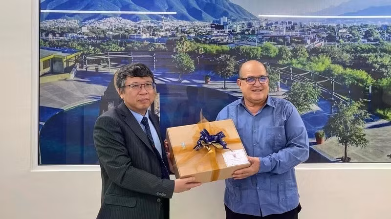 Dr. Ruben Zardoya, Rector of Emiliano Zapata University gives a present to Vietnamese Ambassador to Mexico Nguyen Van Hai (left). (Photo: VNA)