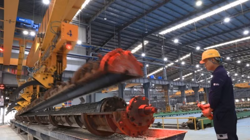 Workers manufacture centrifugally cast pressure pipes at the Phu My 3 Specialized Industrial Park, Tan Phuoc Ward, Ho Chi Minh City. (Photo: Hong Dat/VNA)