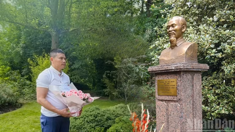Cao Ba Khanh visits the statue of President Ho Chi Minh on May 16, 2026 to clean the area and offer flowers as a gesture of respect and gratitude to the beloved national leader on the occasion of the 136th anniversary of his birth. (Photo: Khai Hoan)