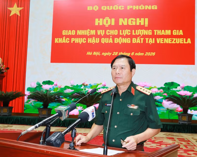 General Nguyen Tan Cuong, Chief of the General Staff of the Viet Nam People’s Army (VPA) and Deputy Minister of National Defence speaks at the meeting in Ha Noi on June 28 to assign tasks for the force tasked with supporting relief operations in Venezuela