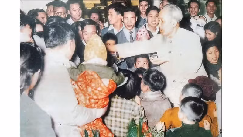 President Ho Chi Minh distributing sweets to children at Nhan Dan Newspaper in 1957.