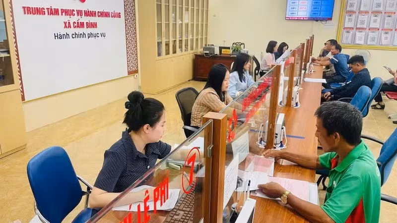 Officials at the Public Administration Service Centre of Cam Binh Commune, Ha Tinh Province, guide residents through administrative procedures. (Photo: MINH CHINH)