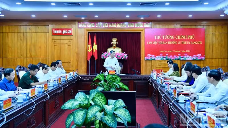 Prime Minister Le Minh Hung speaks at the working session with the Standing Board of the Lang Son provincial Party Committee. (Photo: NDO)