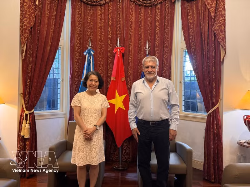 Vietnamese Ambassador to Argentina Ngo Minh Nguyet and President of the Latin American and Caribbean Confederation of State Workers (CLATE) Julio Fuentes. (Photo: VNA)