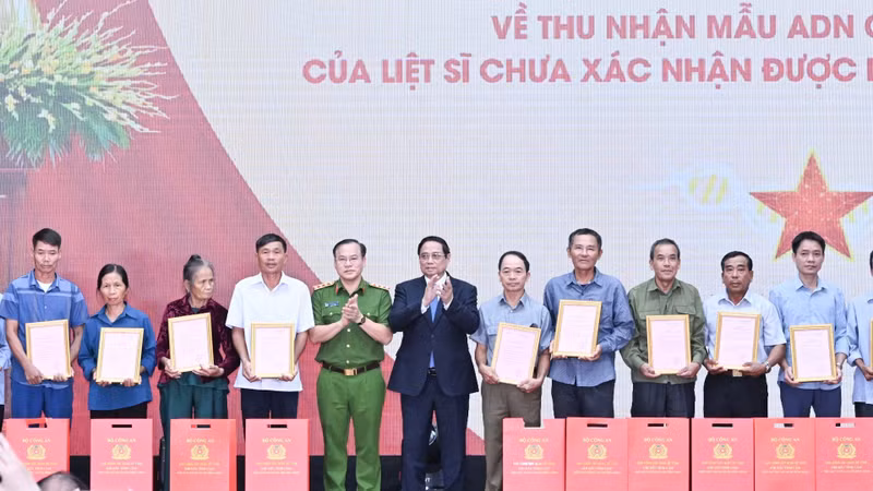 Prime Minister Pham Minh Chinh presents the DNA identification results of fallen soldiers’ remains to representatives of their families.