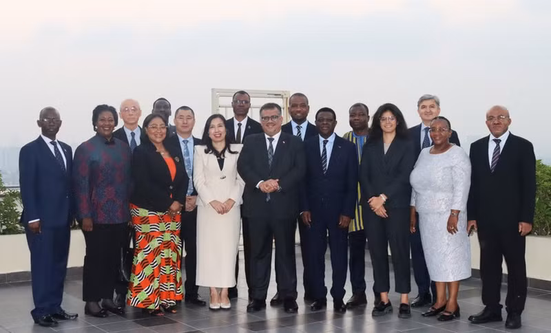 Deputy Minister of Foreign Affairs Le Thi Thu Hang and non-resident foreign ambassadors at the meeting (Photo: VNA)