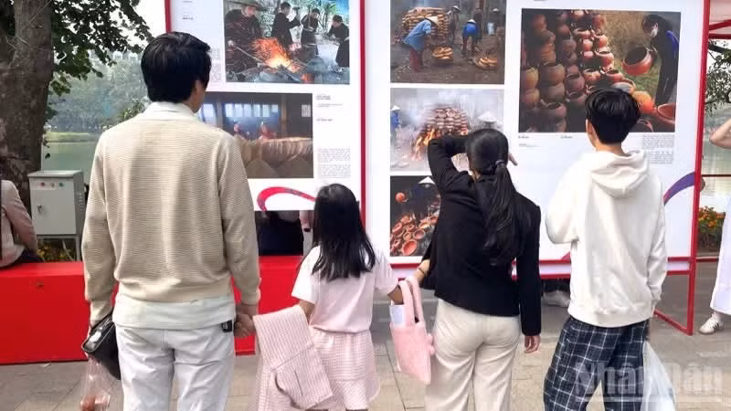 Traditional cultural values of the Vietnamese family honoured at an event in Ha Noi. (Illustrative image)