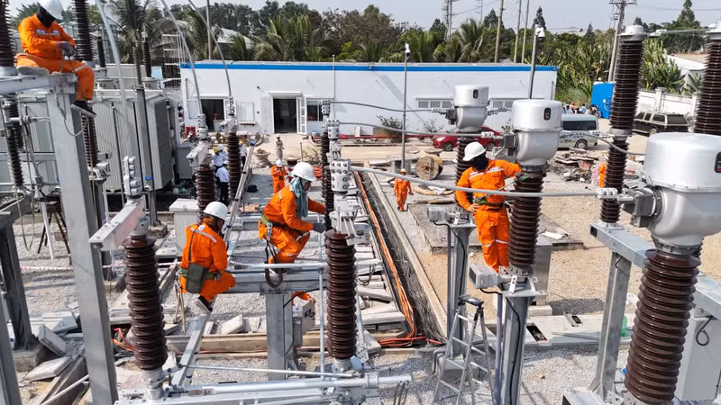 EVNSPC officers and workers work throughout the April 30 and May 1 holiday to accelerate progress and put the 110kV projects into operation.