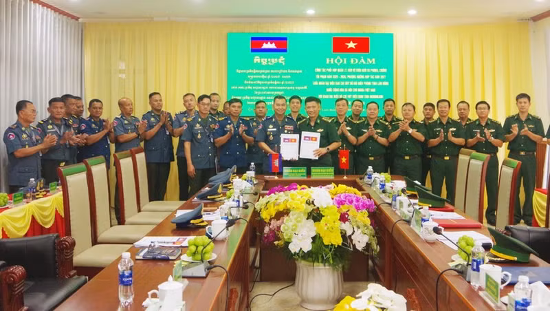 Representatives from the Lam Dong provincial Border Guard Command and the Mondulkiri provincial Gendarmerie Command sign the minutes of the talks. (Photo: VNA)