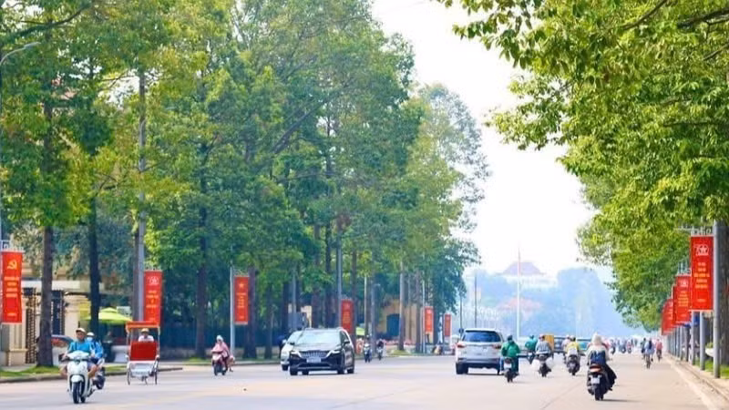 The Hung Vuong Street expansion project is scheduled for completion before August 15. (Photo: Bao Han)
