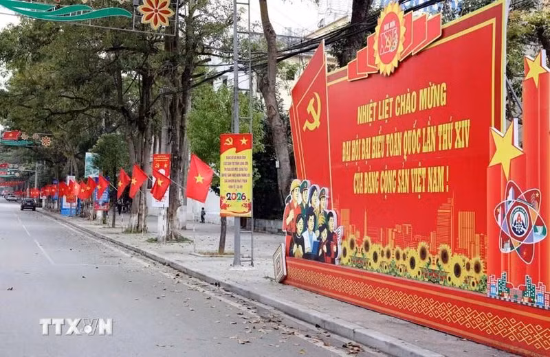 Central streets in localities across the country are adorned with flags and flowers to celebrate the 14th National Party Congress. (Photo: VNA)