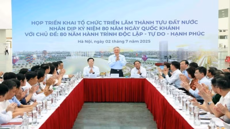 Standing Deputy Prime Minister Nguyen Hoa Binh and Deputy Prime Minister Mai Van Chinh chair the meeting. (Photo: VNA)