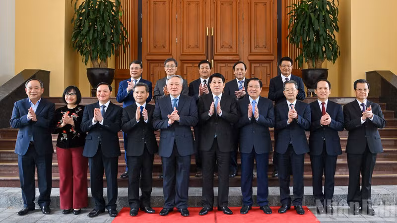 President Luong Cuong and delegates at the meeting