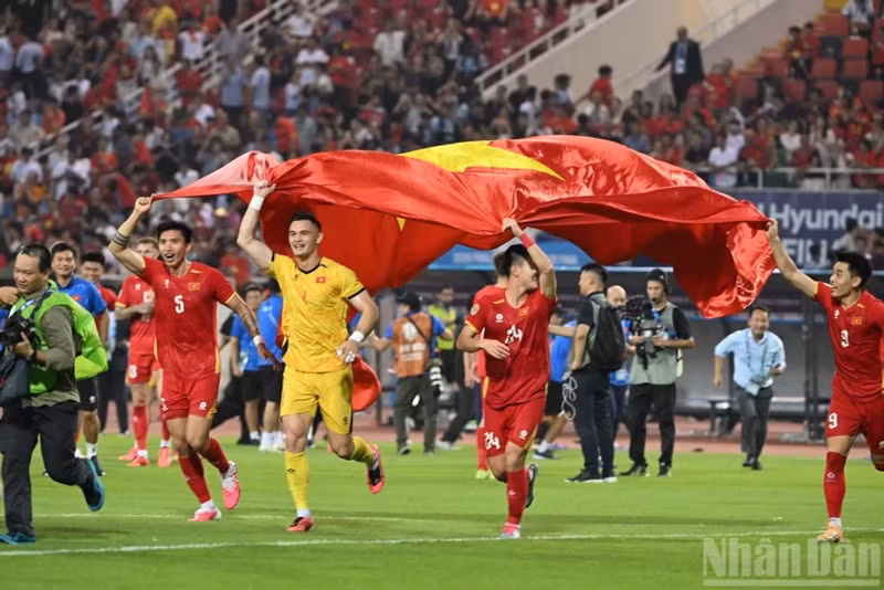 Goalkeeper Le Giang celebrates with his teammates at My Dinh Stadium. (Photo: Tran Hai)