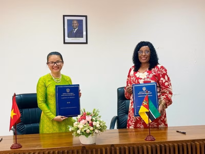 Vietnamese Ambassador to Mozambique Tran Thi Thu Thin (L) and Mozambican Minister of Education and Culture Samaria Tovela at the signing ceremony. (Photo: VNA)