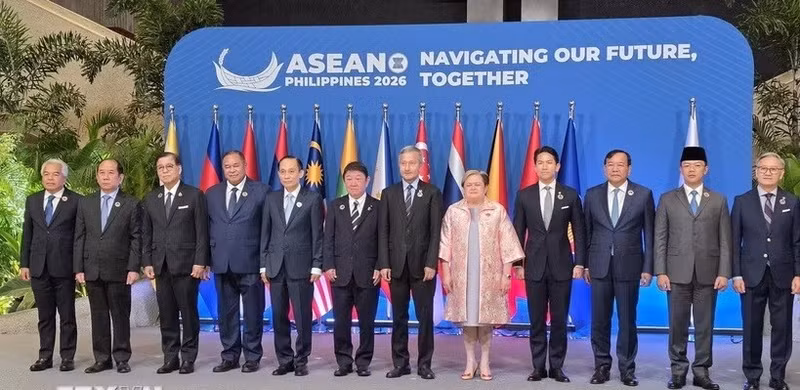 ASEAN+3 foreign ministers pose for a group photo ahead of the meeting. (Photo: VNA)