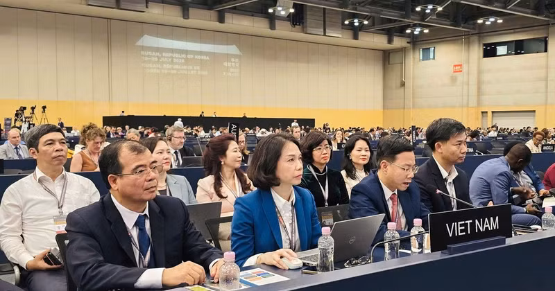 Deputy Minister of Foreign Affairs Ngo Le Van, Chairman of the Viet Nam National Commission for UNESCO, addresses the session. (Photo: MoFA)