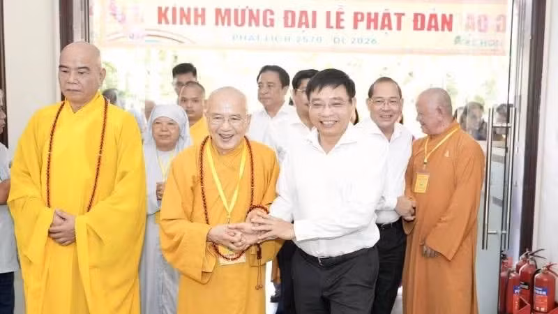 Deputy Prime Minister Nguyen Van Thang visits and extends congratulations to the Executive Board of the Viet Nam Buddhist Sangha in Hue City.