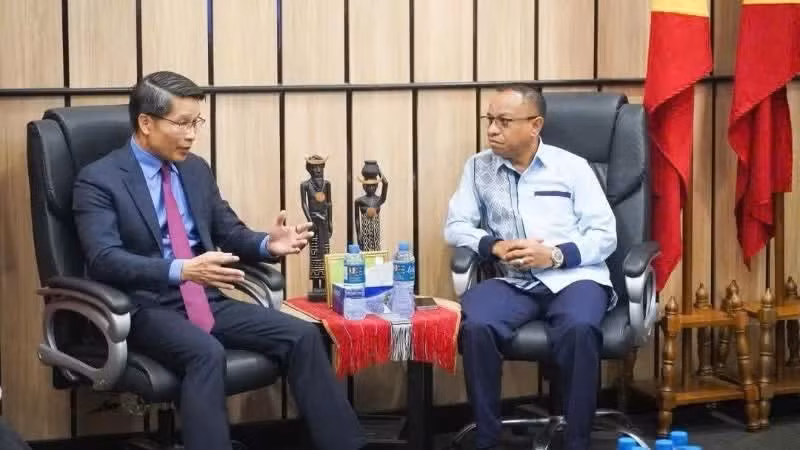 Chargé d’Affaires Pham Binh Dam and Timor-Leste’s Minister of Commerce and Industry, Filipus Nino Pereira. (Photo courtesy of the Embassy of Viet Nam in Timor-Leste)