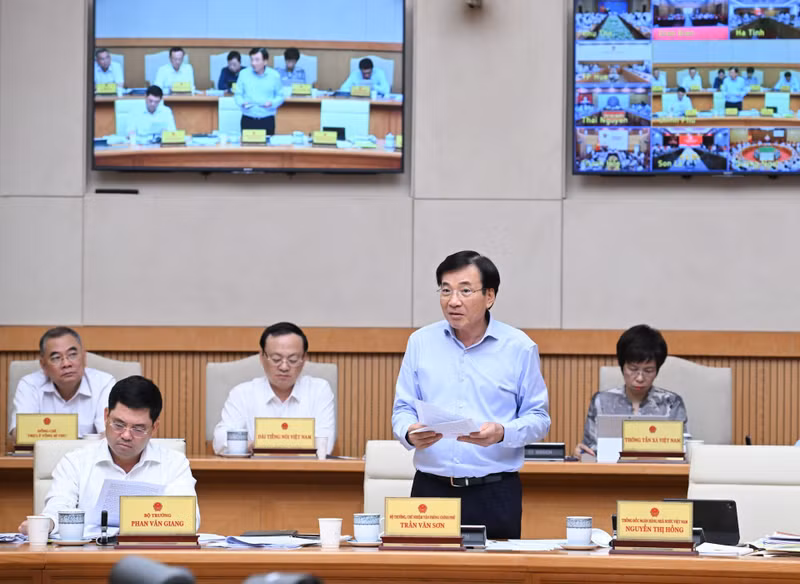 Minister and Chairman of the Government Office Tran Van Son delivers a speech at the meeting.