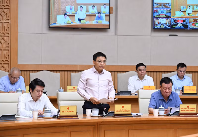 Minister of Finance Nguyen Van Thang presents a report on the socio-economic situation in July and the first seven months of 2025.