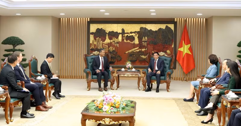 Deputy Prime Minister Nguyen Van Thang (right) receives Chairman and CEO of US-based R3 Lithium Linh Austin in Ha Noi on September 21. (Photo: VNA)
