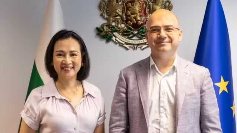 Vietnamese Ambassador to Bulgaria Nguyen Thi Minh Nguyet (L) and Bulgarian Minister of Tourism Ilin Dimitrov. (Photo: The Vietnamese Embassy in Bulgaria) 