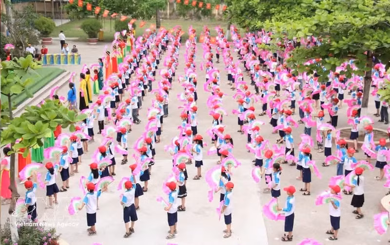 Teachers and students of Duy Nhat Primary School in Hung Yen province perform a mass folk dance. (Photo: VNA)