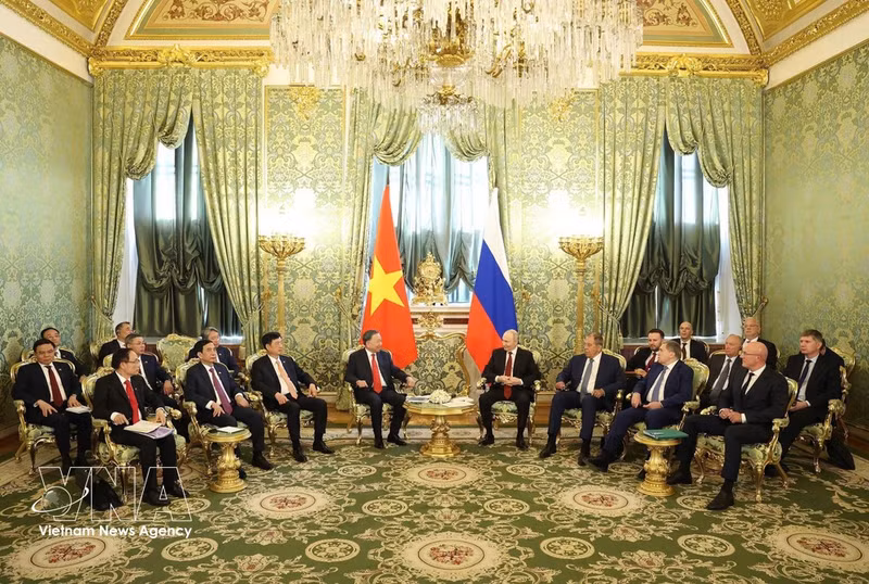 Party General Secretary and President To Lam and Russian President Vladimir Putin have a restricted meeting. (Photo: VNA)