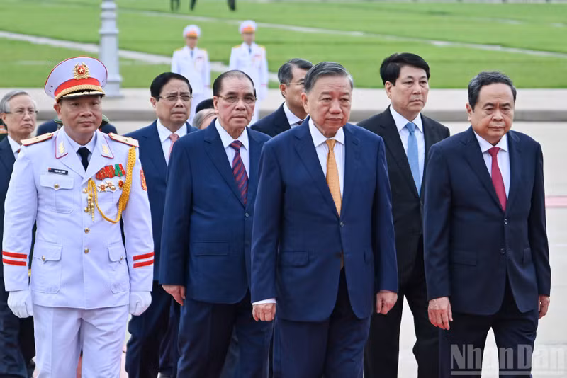 Party General Secretary and President To Lam leads the delegation into the Mausoleum to pay tribute to President Ho Chi Minh.