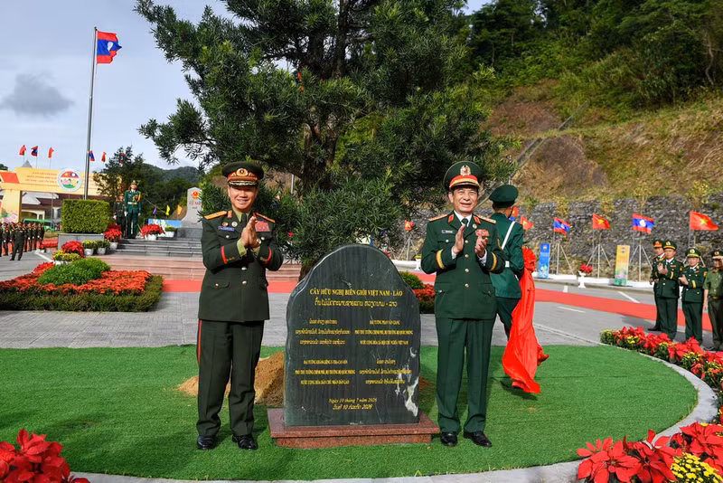 The two Deputy Prime Ministers and Defence Ministers plant a friendship tree at Border Marker 460.