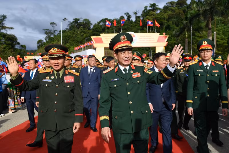 General Phan Van Giang and General Khamliang Outhakaysone at Thanh Thuy Border Gate.