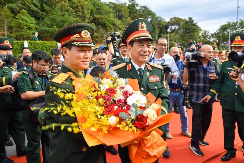 General Phan Van Giang welcomes General Khamliang Outhakaysone at Thanh Thuy Border Gate.
