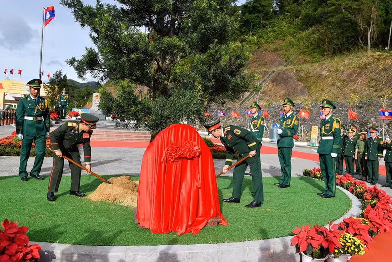 The two Deputy Prime Ministers and Defence Ministers plant a friendship tree at Border Marker 460.