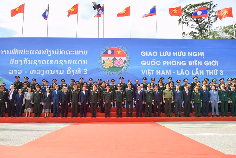 General Phan Van Giang and General Khamliang Outhakaysone with members of both delegations at Thanh Thuy Border Gate.