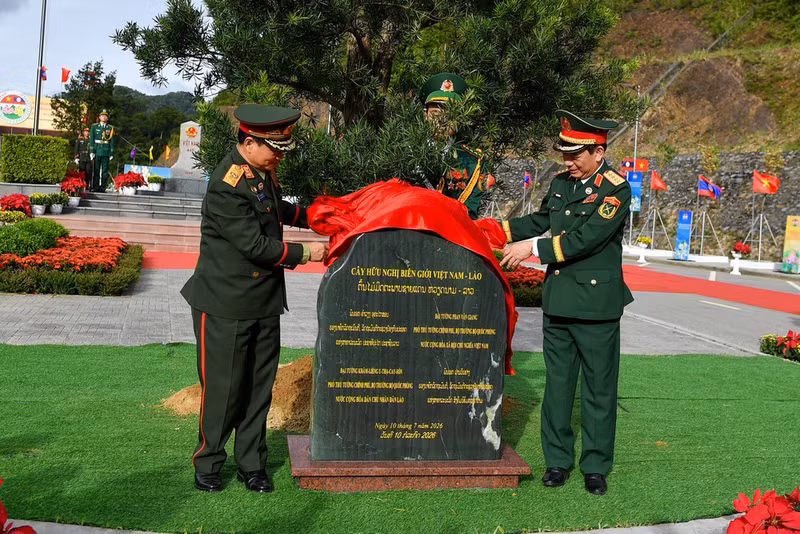 The two Deputy Prime Ministers and Defence Ministers plant a friendship tree at Border Marker 460.