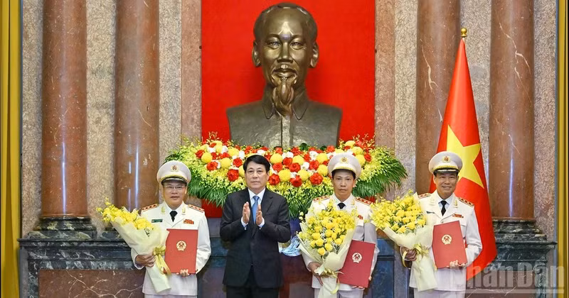 President Luong Cuong presents the promotion decisions to Le Tan Toi, Le Van Tuyen, and Nguyen Van Long.
