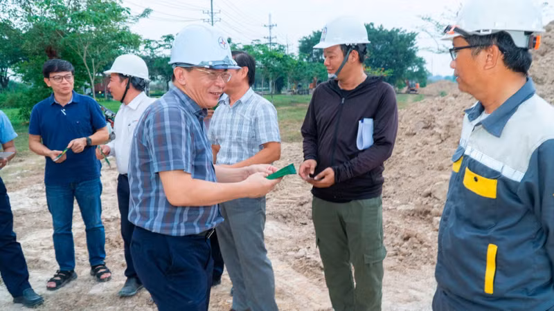 EVNSPC Board Chairman Le Van Trang visits and encourages officers, engineers, and workers at the power project construction site during the April 30 and May 1 holiday.