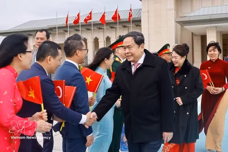 National Assembly Chairman Tran Thanh Man and his spouse Nguyen Thi Thanh Nga at the farewell ceremony at Istanbul Airport, Türkiye. (Photo: VNA)